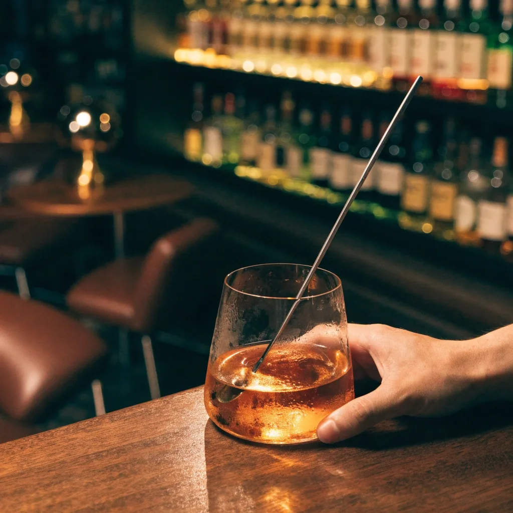 Podświetlona półka w lounge na Ruskiej
