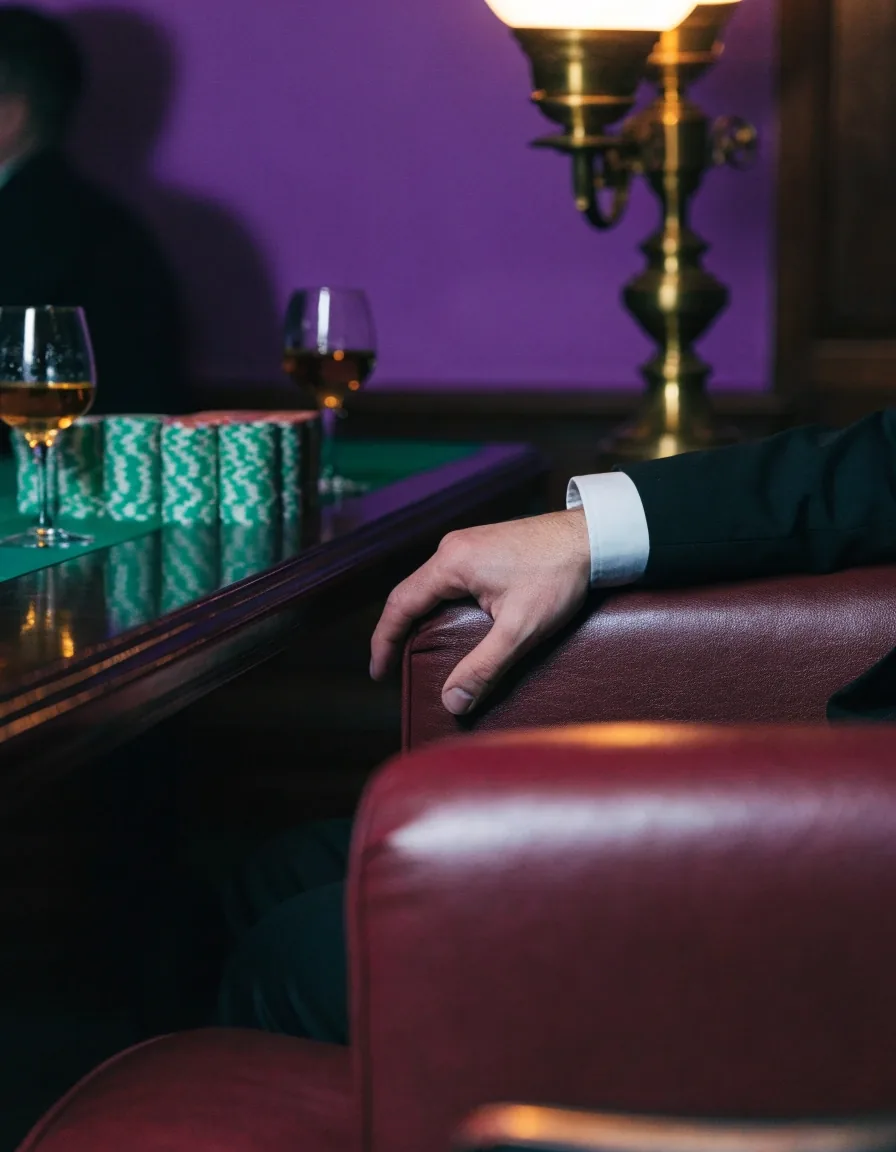 Wejście do lounge Rue Valence wieczorem, ciepłe światło w środku